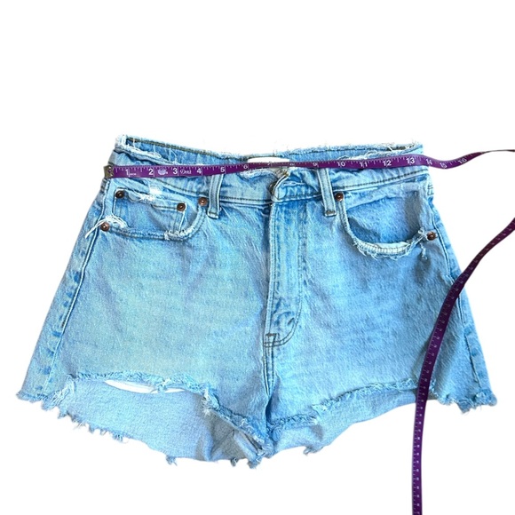 Abercrombie & Fitch The Mom Short High Rise Light Wash Distressed Raw Hem 28/6 - Picture 11 of 11
